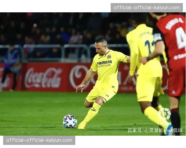 特写：时隔三年，老将卡索拉重回比利亚雷亚尔主场获赠纪念球衣