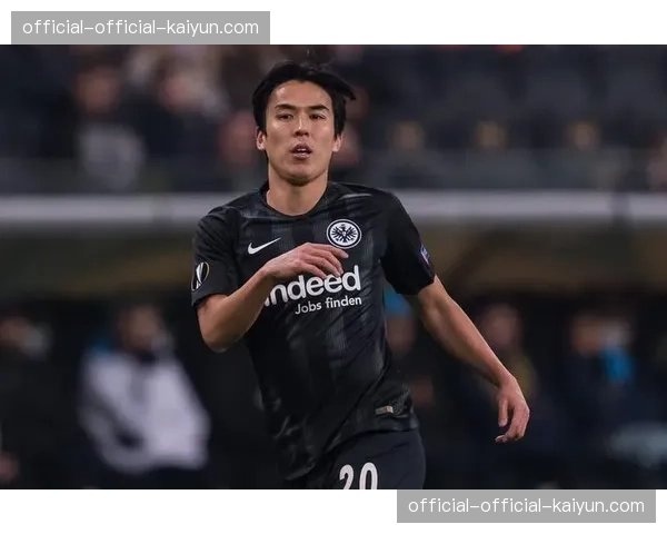 官方：法兰克福与36岁日本老将长谷部诚续约一年，转为球员兼教练